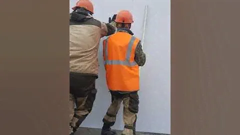 Монтаж сендвич панелей вертикально.